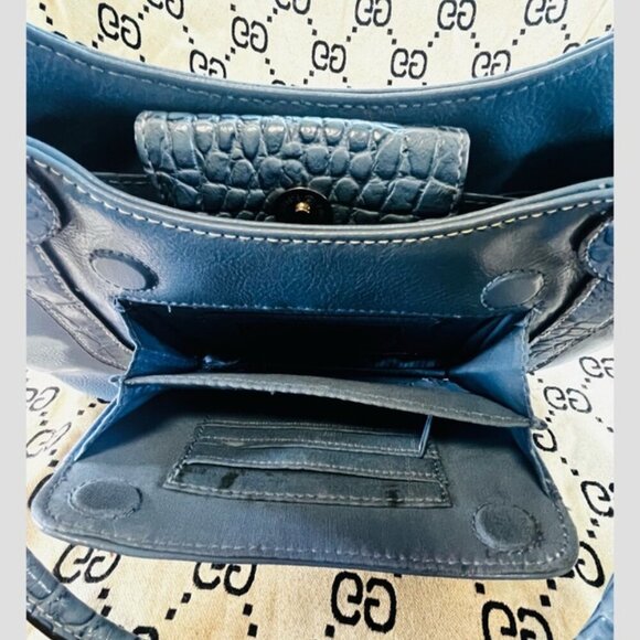 Blue Patent Handbag w/ Built-in Mirror - Picture 5 of 8